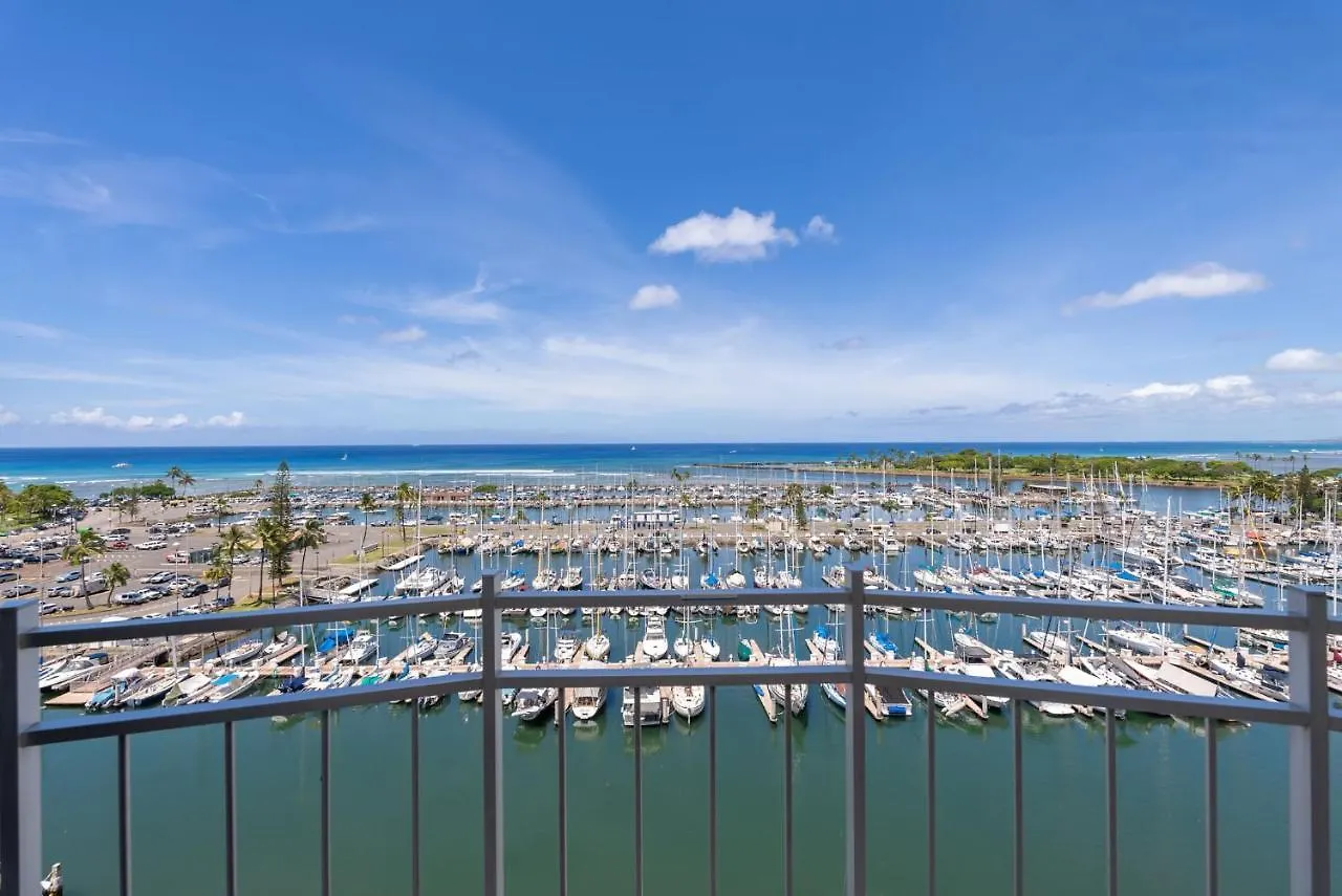*Remodeled Oceanfront In Waikiki - Ilikai Marina Apartment Honolulu