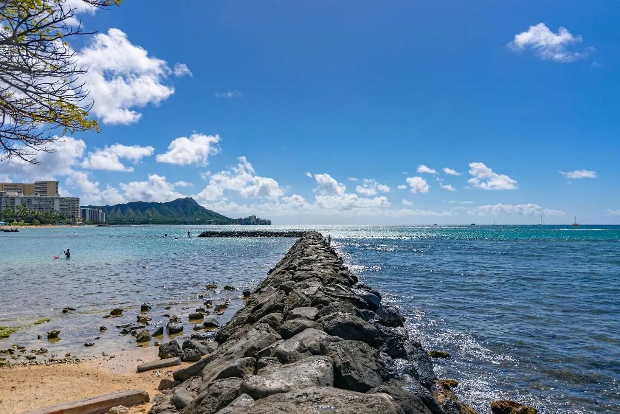 *Remodeled Oceanfront In Waikiki - Ilikai Marina Apartment Honolulu